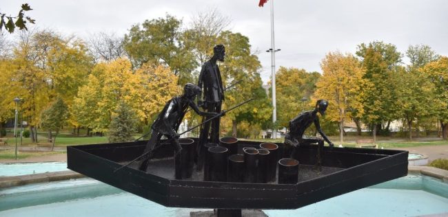 ШЕСТ ГОДИНИ НЕ СЕ ПОСТАВЕНИ СКУЛПТУРИТЕ ОД УМЕТНИЧКИТЕ РАБОТИЛНИЦИ ВО ВЕЛЕС ОТИ ОПШТИНАТА ДОБИЛА ПРЕСКАПИ ПОНУДИ ЗА ПОСТАМЕНТИ НА ЧЕТИРИ ЈАВНИ ПОВИЦИ