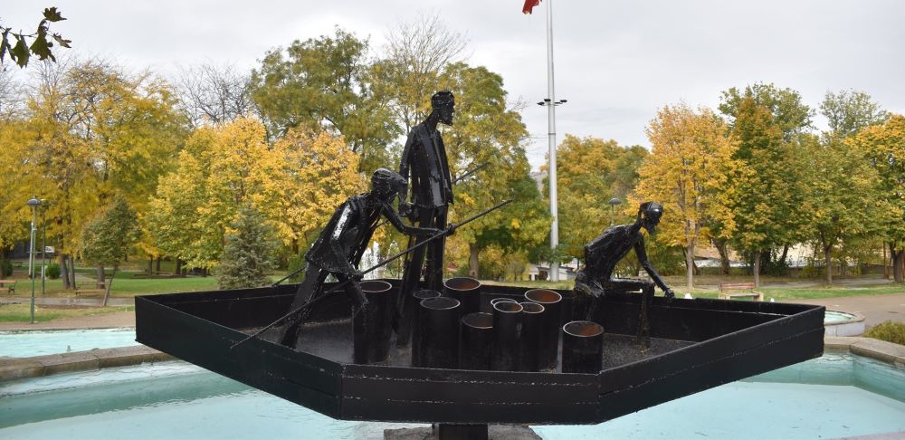 ШЕСТ ГОДИНИ НЕ СЕ ПОСТАВЕНИ СКУЛПТУРИТЕ ОД УМЕТНИЧКИТЕ РАБОТИЛНИЦИ ВО ВЕЛЕС ОТИ ОПШТИНАТА ДОБИЛА ПРЕСКАПИ ПОНУДИ ЗА ПОСТАМЕНТИ НА ЧЕТИРИ ЈАВНИ ПОВИЦИ