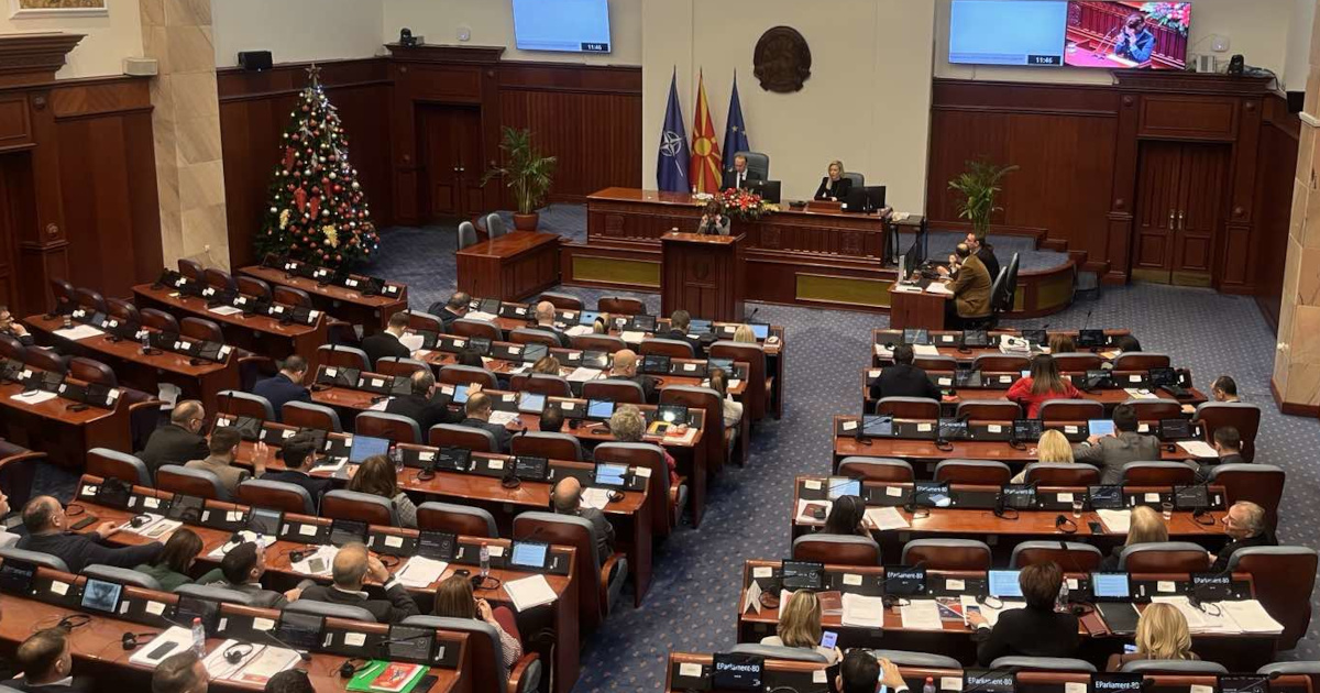 ДОДЕКА МИТРЕСКИ НА ГОВОРНИЦА ПРЕСМЕТУВАШЕ ДЕКА СО МИНИМАЛНАТА ПЛАТА МОЖЕ ДА СЕ ЈАДЕ САМО ЃЕВРЕК И ЈОГУРТ, РИСТЕСКИ ВИКАН ПЕКАТА МУ ДОФРЛУВАШЕ: „А БУРЕК И МАСЛИНКИ?”