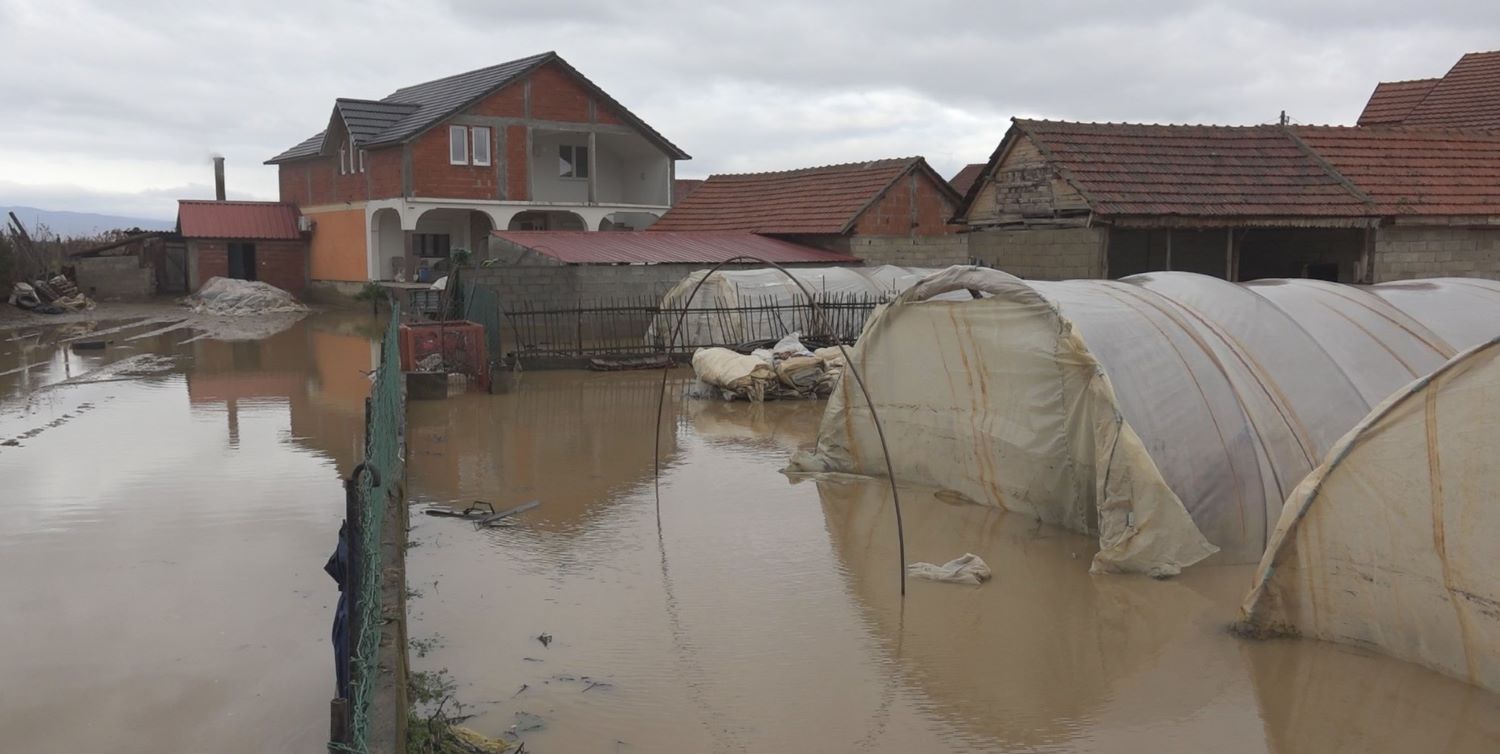 ВРНЕЖИТЕ И НЕИСЧИСТЕНИТЕ РЕЧНИ КОРИТА ПОВТОРНО ПРЕДИЗВИКАА ПОПЛАВИ ВО СТРУМИЧКО