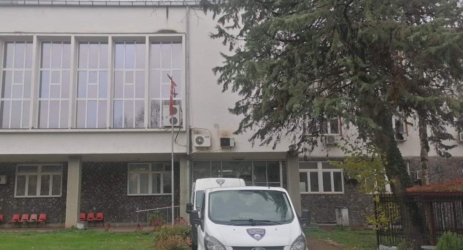 СЕДУМ И ПОЛ ГОДИНИ ЗАТВОР ЗА ШТИПЈАНЕЦОТ КОЈ СО СЕКИРА ГИ НАПАДНАЛ МАЈКАТА И БРАТОТ НА СОПРУГАТА НА СЕМЕЈНА ГОЗБА