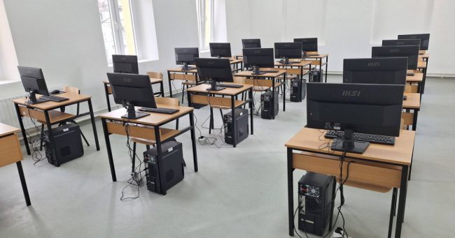 ПО ЧЕТИРИ МЕСЕЦИ ОНЛАЈН-НАСТАВА, УЧЕНИЦИТЕ ОД ТЕТОВСКАТА ГИМНАЗИЈА „КИРИЛ ПЕЈЧИНОВИЌ“ КОИ НАСТАВАТА ЈА СЛЕДАТ НА МАКЕДОНСКИ ЈАЗИК, КОНЕЧНО ЌЕ СЕДНАТ ВО УЧИЛИШНИТЕ КЛУПИ