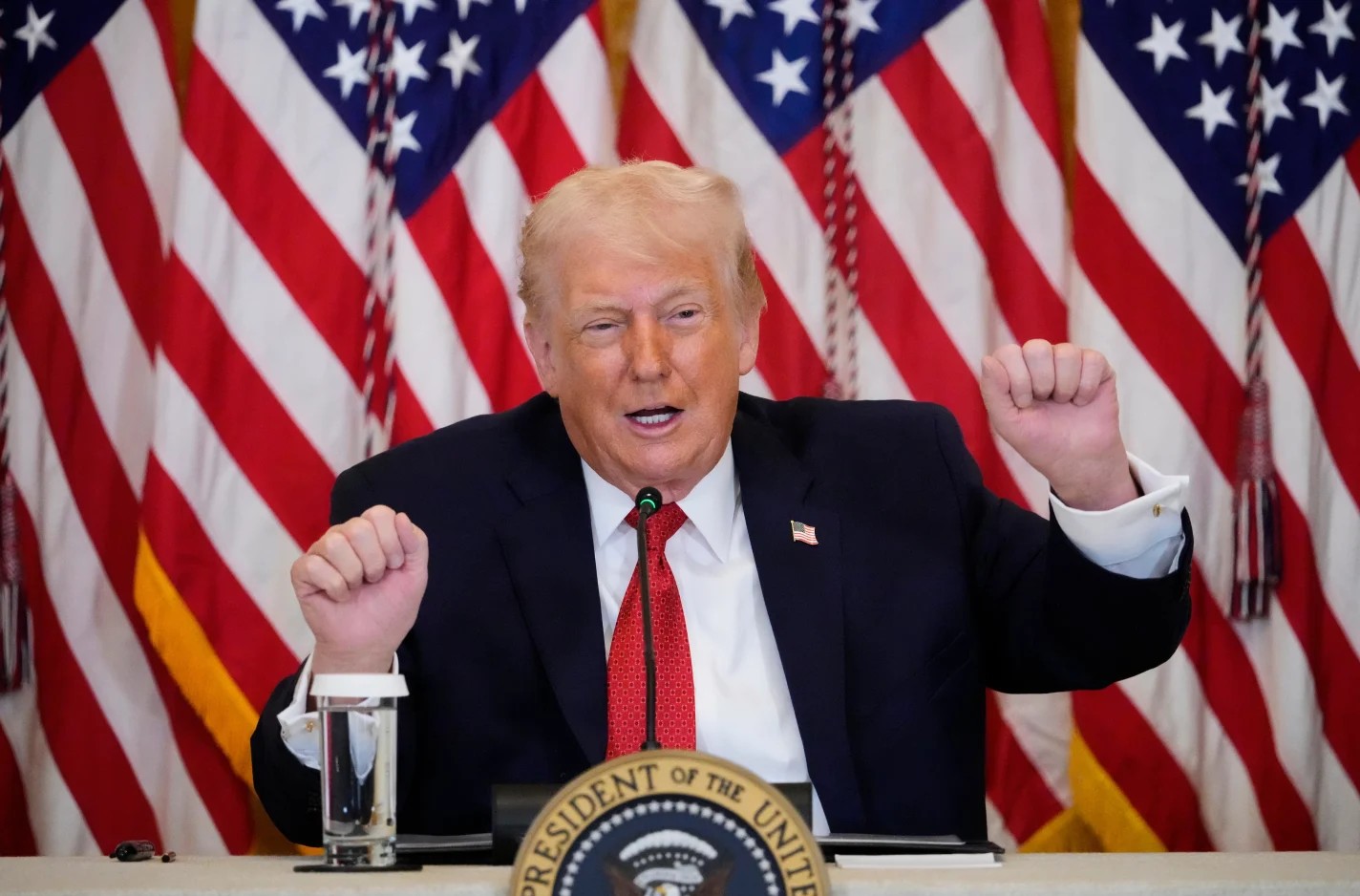 ТРАМП СЕ ЗАКАНИ СО ЦАРИНИ ЗА ЗЕМЈИТЕ КОИ НЕ СЕ СОГЛАСУВААТ СО НЕГОВОТО ПРЕЗЕМАЊЕ НА ГРЕНЛАНД