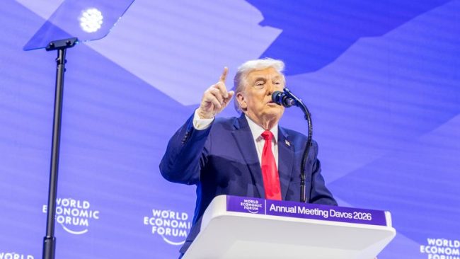 ТРАМП ОЧЕКУВА КИНА И ВЕЛИКА БРИТАНИЈА ДА ПОМОГНАТ ДА СЕ ОСЛОБОДИ ОРМУСКИОТ ТЕСНЕЦ