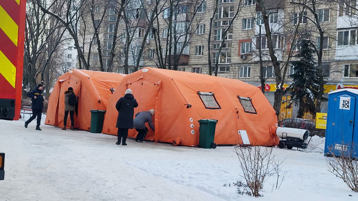БЕЗ СТРУЈА, ГРЕЕЊЕ И ВОДА НА -18 СТЕПЕНИ, КИЕВ ЈА ПРЕЖИВУВА НАЈТЕШКАТА ЗИМА ОД ПОЧЕТОКОТ НА ВОЈНАТА