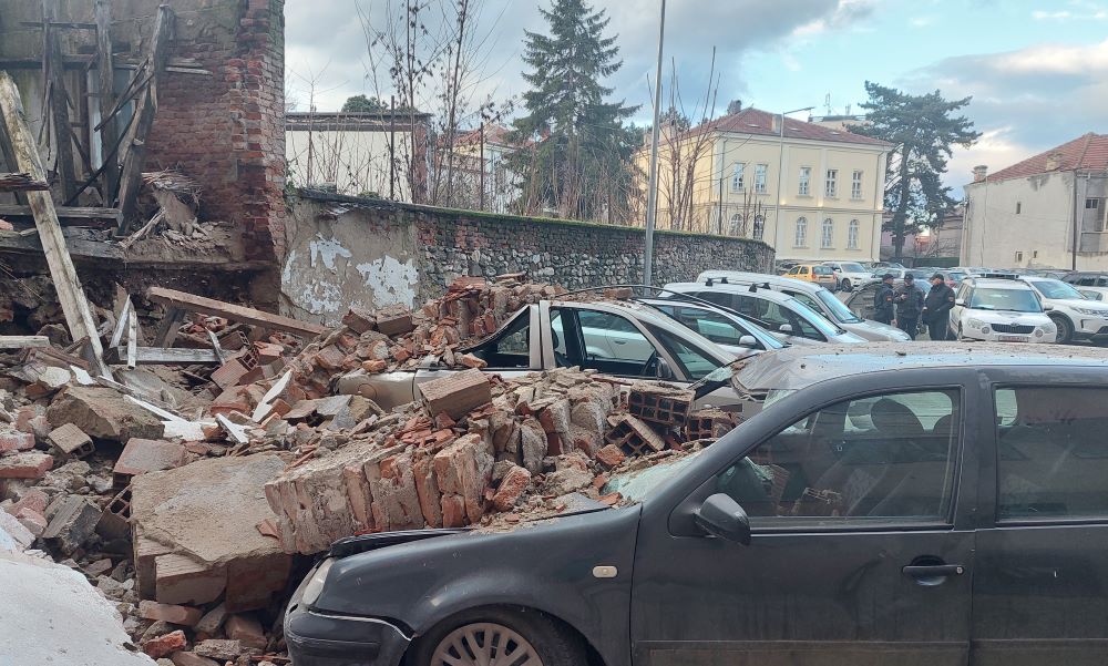 ВО БИТОЛА НА ПАРКИНГ СЕ СРУШИ ДЕЛ ОД ОБЈЕКТ И ПОТИСНА ДВЕ ВОЗИЛА