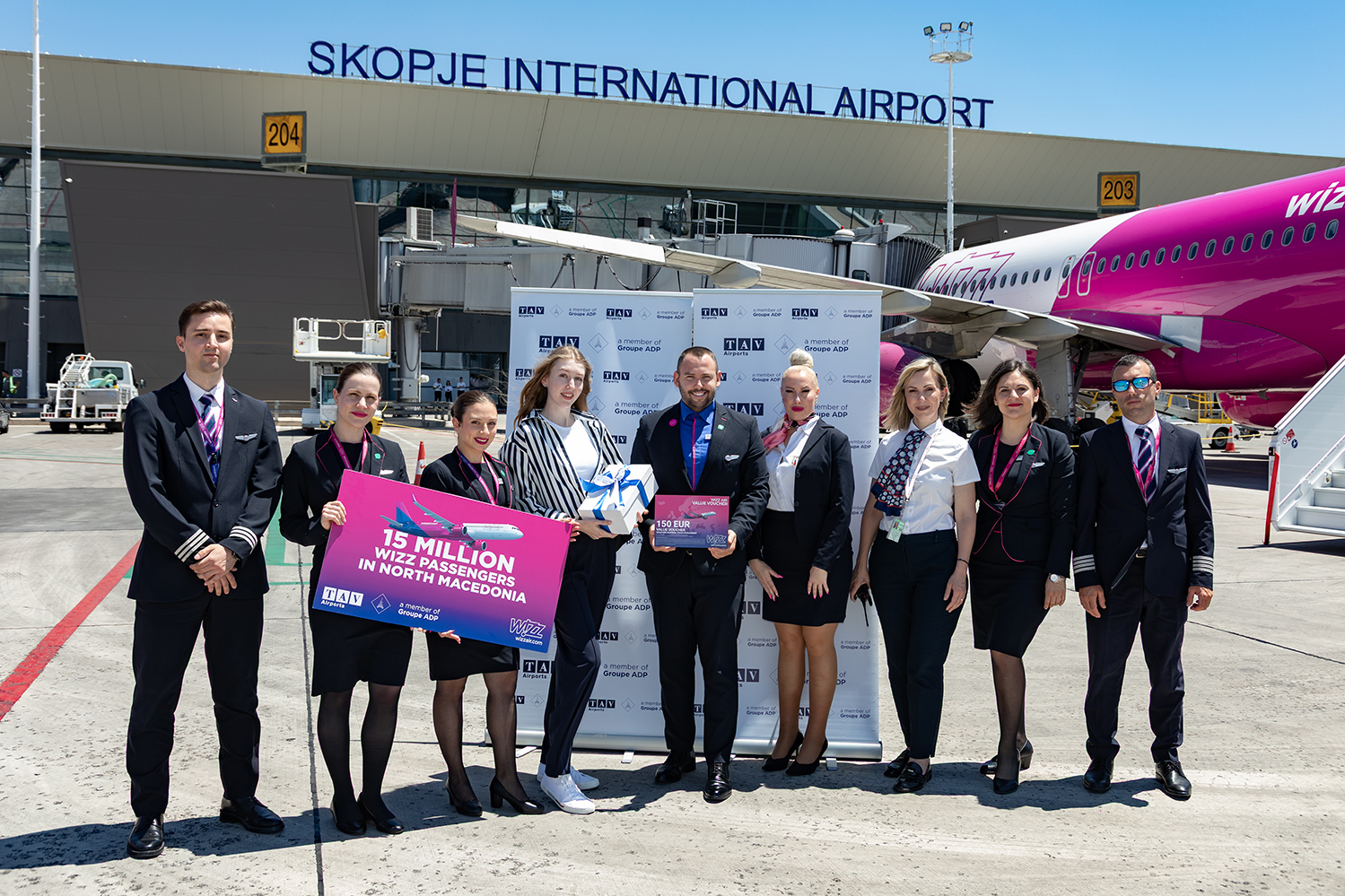 ДВЕ ГОДИНИ ДРЖАВАТА НЕ ИМ ГО ВРАЌА ДАНОКОТ НА ВРАБОТЕНИТЕ ВО „ВИЗЕР“ ВО БАЗАТА ВО СКОПЈЕ, ЧИЈА ПЛАТА Е ОДАНОЧЕНА И ВО МАКЕДОНИЈА И ВО УНГАРИЈА