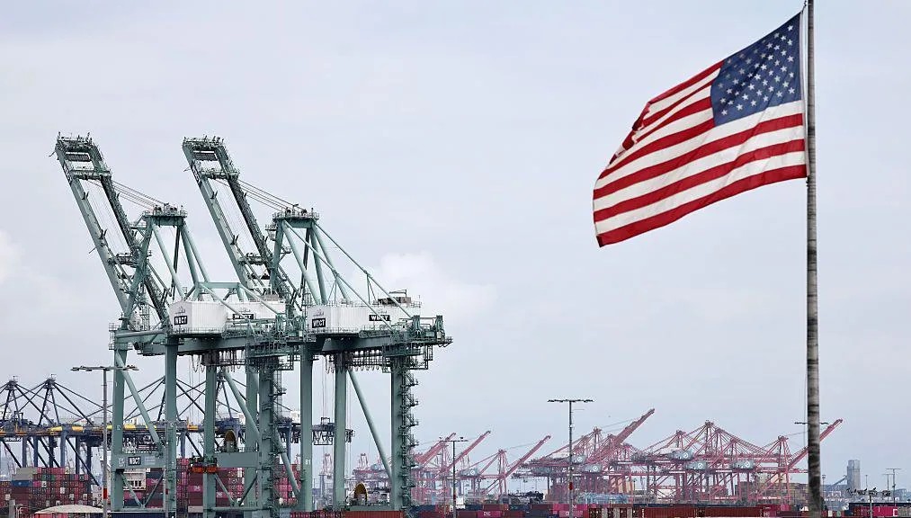 НОВИТЕ ЦАРИНИ НА ТРАМП СТАПИЈА ВО СИЛА, НО СО ПОМАЛА СТАПКА ОД НАЈАВЕНОТО НОВИТЕ ЦАРИНИ НА ТРАМП СТАПИЈА ВО СИЛА, НО СО ПОМАЛА СТАПКА ОД НАЈАВЕНОТО