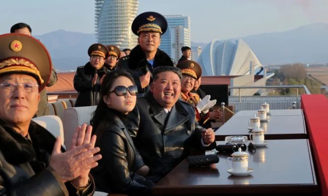 КИМ ЏОНГ УН ЈА СПРЕМА ЌЕРКА МУ ЗА СВОЈА НАСЛЕДНИЧКА, ВЕЛИ ЈУЖНА КОРЕЈА, СЕ ВЕРУВА ДЕКА ИМА 13 ГОДИНИ