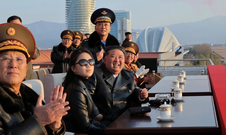 КИМ ЏОНГ УН ЈА СПРЕМА ЌЕРКА МУ ЗА СВОЈА НАСЛЕДНИЧКА, ВЕЛИ ЈУЖНА КОРЕЈА, СЕ ВЕРУВА ДЕКА ИМА 13 ГОДИНИ