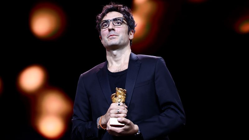 ЗЛАТНАТА МЕЧКА НА БЕРЛИНАЛЕ ЗА „ЖОЛТИ ПИСМА“ НА ГЕРМАНСКИОТ РЕЖИСЕР ИЛКЕР ЧАТАК
