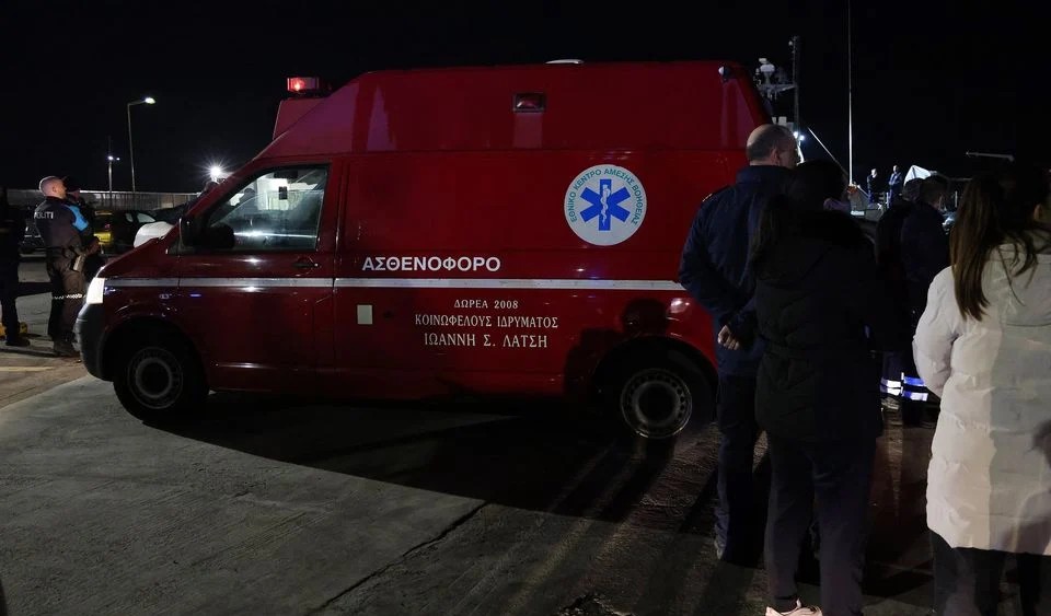 НАЈМАЛКУ 15 ЗАГИНАТИ ОТКАКО БРОД НА ГРЧКАТА КРАЈБРЕЖНА СТРАЖА СЕ СУДРИ СО ГЛИСЕР СО МИГРАНТИ КАЈ ОСТРОВОТ ХИОС