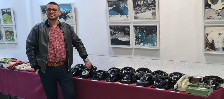 ГОСТИВАРЕЦОТ АЛЕКСАНДАР РАДИЧЕСКИ ИМА КОЛЕКЦИЈА ОД 200 ФИКСНИ ТЕЛЕФОНИ И 25.000 УКРАСНИ КАМЧИЊА ГОСТИВАРЕЦОТ АЛЕКСАНДАР РАДИЧЕСКИ ИМА КОЛЕКЦИЈА ОД 200 ФИКСНИ ТЕЛЕФОНИ И 25.000 УКРАСНИ КАМЧИЊА