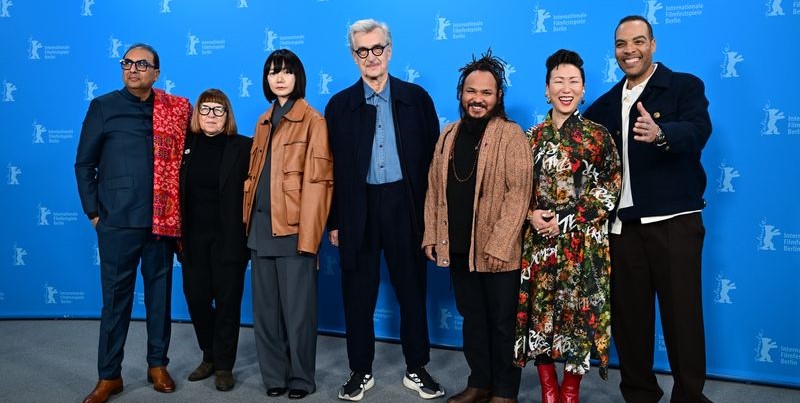 ОД УМЕТНИЦИТЕ НЕ ТРЕБА ДА СЕ ОЧЕКУВА ДА ЗБОРУВААТ ЗА СЕКОЕ ПОЛИТИЧКО ПРАШАЊЕ, РЕЧЕ БЕРЛИНАЛЕ ПО ПОЛИТИЧКИТЕ РЕАКЦИИ НА ФЕСТИВАЛОТ