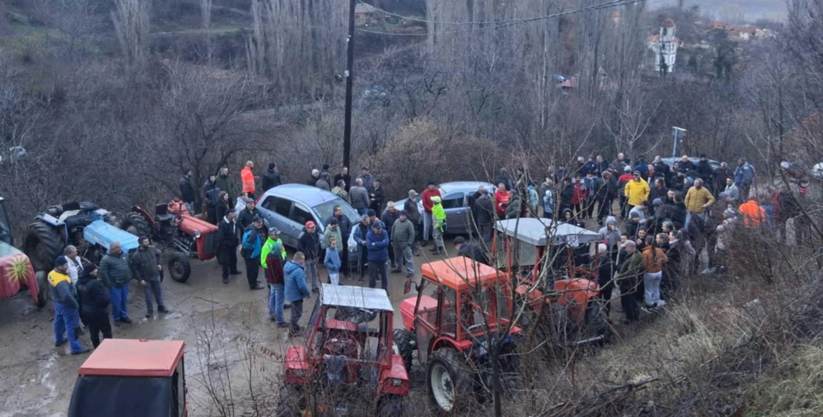 СЕЛАНИТЕ ВО БЛАТЕЦ СО ПРОТЕСТИ И ЖИВ ШТИТ ЌЕ ГО БРАНАТ СЕЛСКИОТ ВОДОВОД ОД ХИДРОЦЕНТРАЛА НА РЕКАТА БЛАТЕШНИЦА