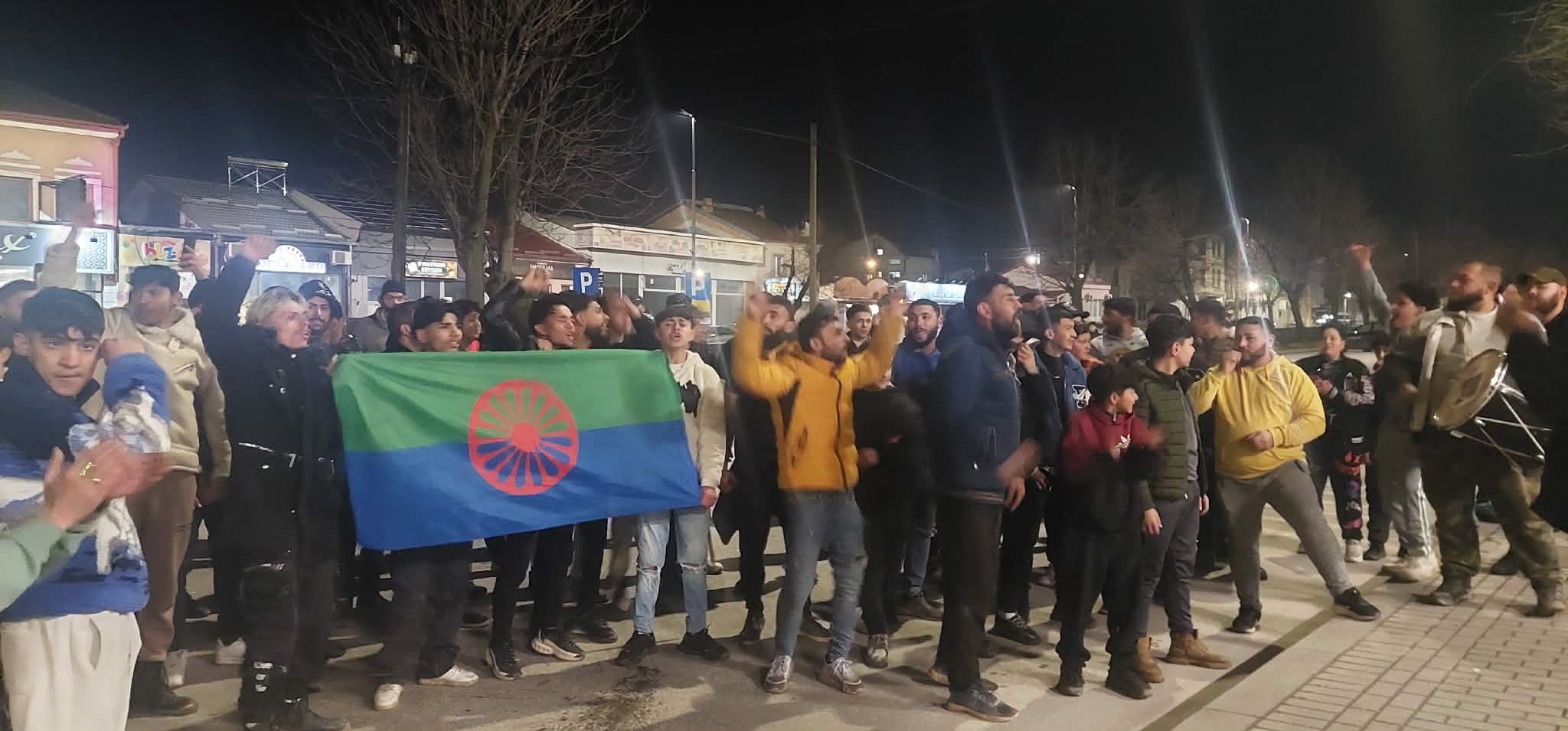 БИТОЛЧАНИ ОД НАСЕЛБАТА БАИР БАРААТ ДА ДОБИЈАТ ВОЗАЧКИ ДОЗВОЛИ БЕЗ ПОЛАГАЊЕ ИСПИТ, ЈА БЛОКИРАА ОБИКОЛНИЦАТА И ПРОТЕСТИРАА ПРЕД БИТОЛСКИОТ СУД