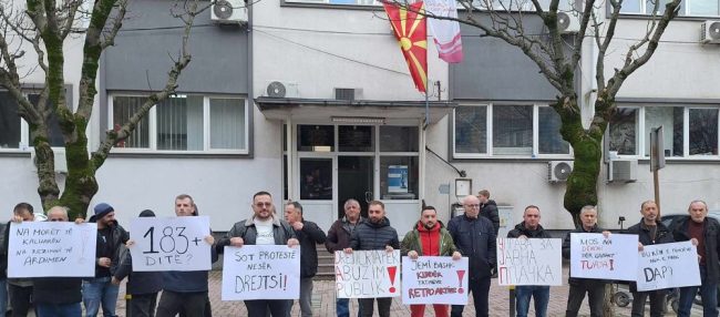 НЕМА ДА ПЛАЌАМЕ ЗА ГРЕШКАТА НА УЈП, РЕКОА НА ПРОТЕСТОТ ВО ТЕТОВО ЗА ДВОЈНОТО ОДАНОЧУВАЊЕ НА ПЛАТИТЕ ОД СТРАНСТВО ОД 2020