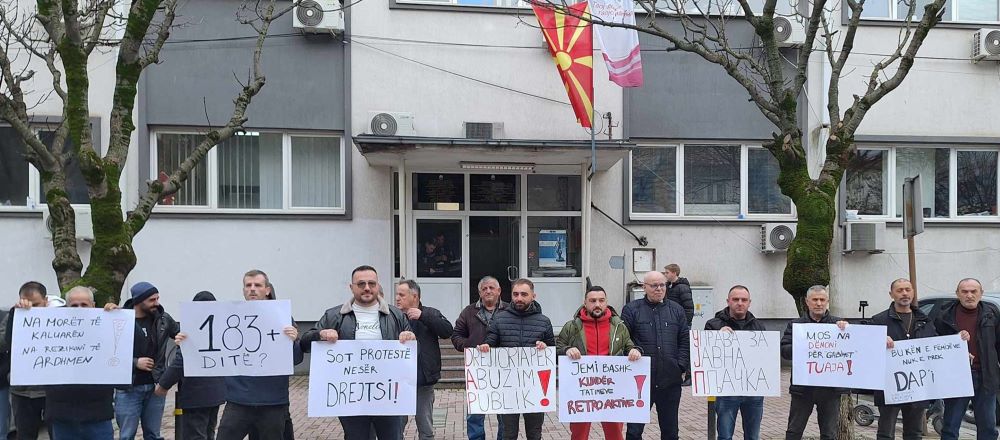 НЕМА ДА ПЛАЌАМЕ ЗА ГРЕШКАТА НА УЈП, РЕКОА НА ПРОТЕСТОТ ВО ТЕТОВО ЗА ДВОЈНОТО ОДАНОЧУВАЊЕ НА ПЛАТИТЕ ОД СТРАНСТВО ОД 2020