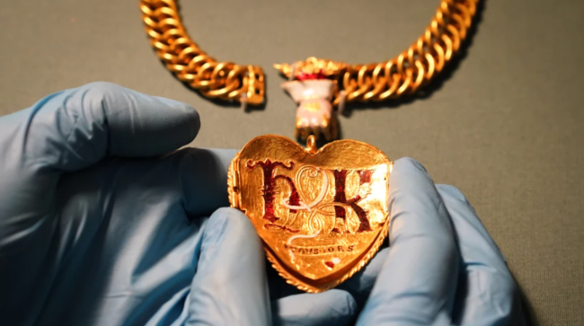 ЗЛАТНО СРЦЕ, СИМБОЛ НА ЉУБОВТА НА ХЕНРИ ОСМИ И КАТЕРИНА АРАГОНСКА, КОЕ БЕШЕ ИЗГУБЕНО СО ВЕКОВИ, ОТКУПЕНО ОД БРИТАНСКИОТ МУЗЕЈ ЗА ДА НЕ ОДИ НА АУКЦИЈА