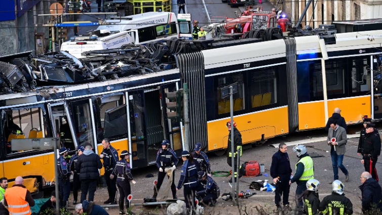 ТРАМВАЈ ИЗЛЕТА ОД ШИНИ ВО МИЛАНО, НАЈМАЛКУ ДВАЈЦА ЗАГИНАТИ ТРАМВАЈ ИЗЛЕТА ОД ШИНИ ВО МИЛАНО, НАЈМАЛКУ ДВАЈЦА ЗАГИНАТИ