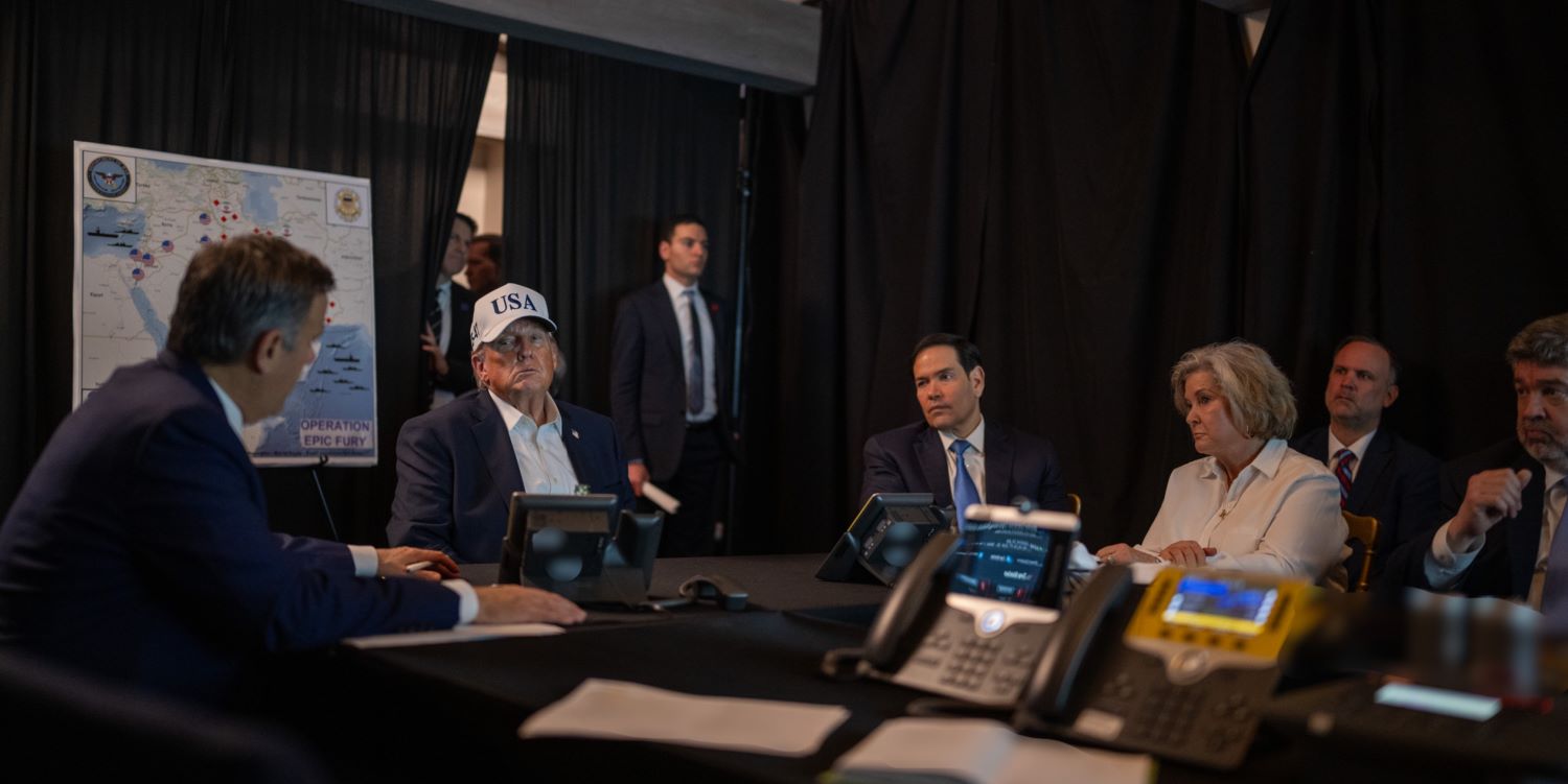 ТРАМП ГО СЛЕДЕЛ НАПАДОТ НА ИРАН ОД ИМОТОТ ВО МАР-А-ЛАГО, ВЕНС ОД БЕЛАТА КУЌА ТРАМП ГО СЛЕДЕЛ НАПАДОТ НА ИРАН ОД ИМОТОТ ВО МАР-А-ЛАГО, ВЕНС ОД БЕЛАТА КУЌА