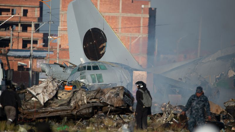 НАД 20 ЗАГИНАТИ ПРИ ПАД НА ВОЕН АВИОН КОЈ ПРЕНЕСУВАЛ БАНКНОТИ ВО БОЛИВИЈА, ПОЛИЦИЈАТА СО СОЛЗАВЕЦ ЈА РАСТЕРА ТОЛПАТА КОЈА ГИ ГРАБАЛА ПАРИТЕ