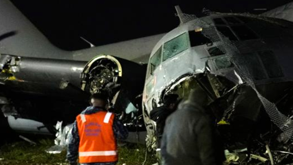 НАД 20 ЗАГИНАТИ ПРИ ПАД НА ВОЕН АВИОН КОЈ ПРЕНЕСУВАЛ БАНКНОТИ ВО БОЛИВИЈА, ПОЛИЦИЈАТА СО СОЛЗАВЕЦ ЈА РАСТЕРА ТОЛПАТА КОЈА ГИ ГРАБАЛА ПАРИТЕ НАД 20 ЗАГИНАТИ ПРИ ПАД НА ВОЕН АВИОН КОЈ ПРЕНЕСУВАЛ БАНКНОТИ ВО БОЛИВИЈА, ПОЛИЦИЈАТА СО СОЛЗАВЕЦ ЈА РАСТЕРА ТОЛПАТА КОЈА ГИ ГРАБАЛА ПАРИТЕ