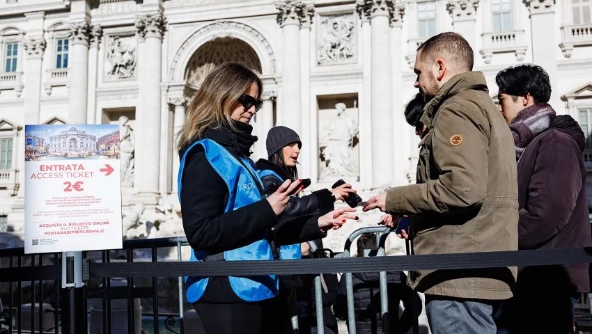 РИМ ПОЧНА ДА НАПЛАЌА ПО ДВЕ ЕВРА ЗА ФРЛАЊЕ ПАРИЧКА ВО ФОНТАНАТА ДИ ТРЕВИ