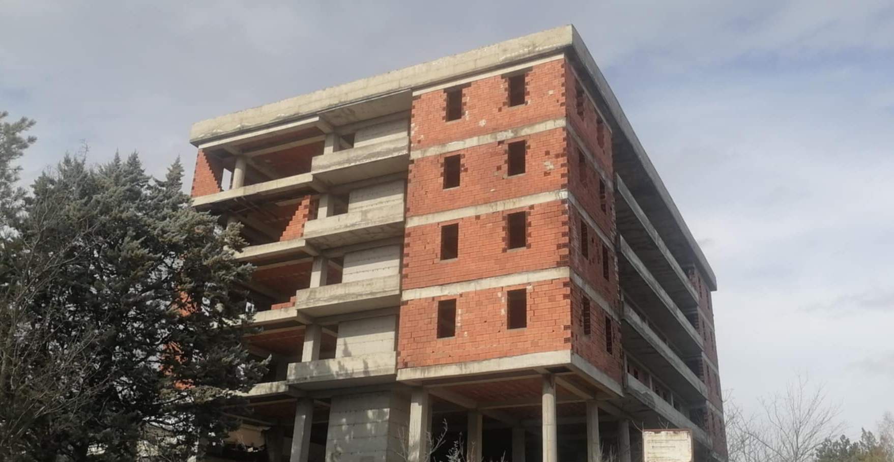 ПО 10 ГОДИНИ БЕЗ КРОВ И ФАСАДА, ШТИПСКИОТ ДОМ ЗА СТАРИ ЛИЦА ПОЧНА ДА СЕ РАСПАЃА, ЗДРУЖЕНИЕТО НА ПЕНЗИОНЕРИТЕ НЕМА СРЕДСТВА ДА ГО ДОИЗГРАДИ