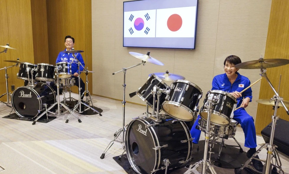 ПРЕМИЕРКАТА ТАКАИЧИ ЈА ИСКОРИСТИ ПОПУЛАРНОСТА ЗА УБЕДЛИВА ПОБЕДА НА ИЗБОРИТЕ ВО ЈАПОНИЈА