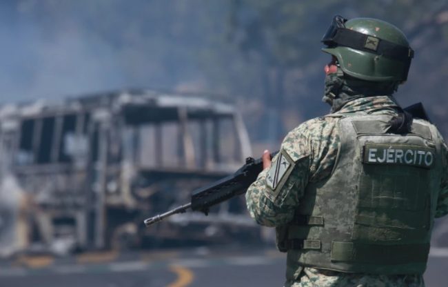 25 МЕКСИКАНСКИ ВОЈНИЦИ УБИЕНИ ВО НАСИЛСТВАТА ПО СМРТТА НА НАРКОБОСОТ ЕЛ МЕНЧО, НЕГОВАТА ЛОКАЦИЈА БИЛА ОТКРИЕНА ПРЕКУ ДЕВОЈКА МУ