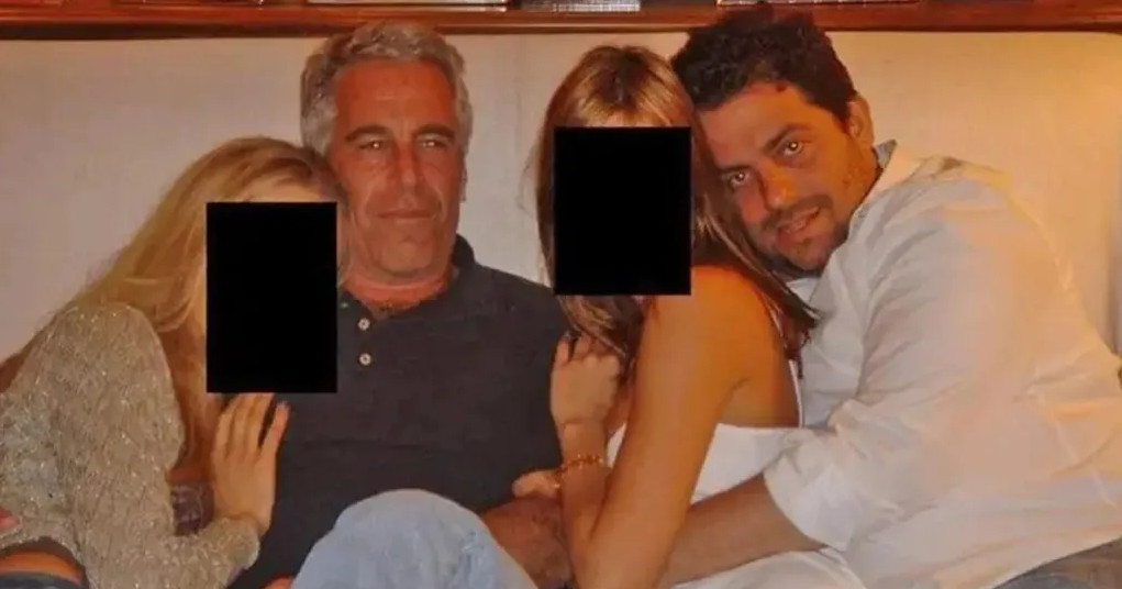 РЕЖИСЕРОТ НА ДОКУМЕНТАРЕЦОТ ЗА МЕЛАНИЈА ТРАМП ФОТОГРАФИРАН СО ЏЕФРИ ЕПСТИН И ДВЕ ДЕВОЈКИ РЕЖИСЕРОТ НА ДОКУМЕНТАРЕЦОТ ЗА МЕЛАНИЈА ТРАМП ФОТОГРАФИРАН СО ЏЕФРИ ЕПСТИН И ДВЕ ДЕВОЈКИ