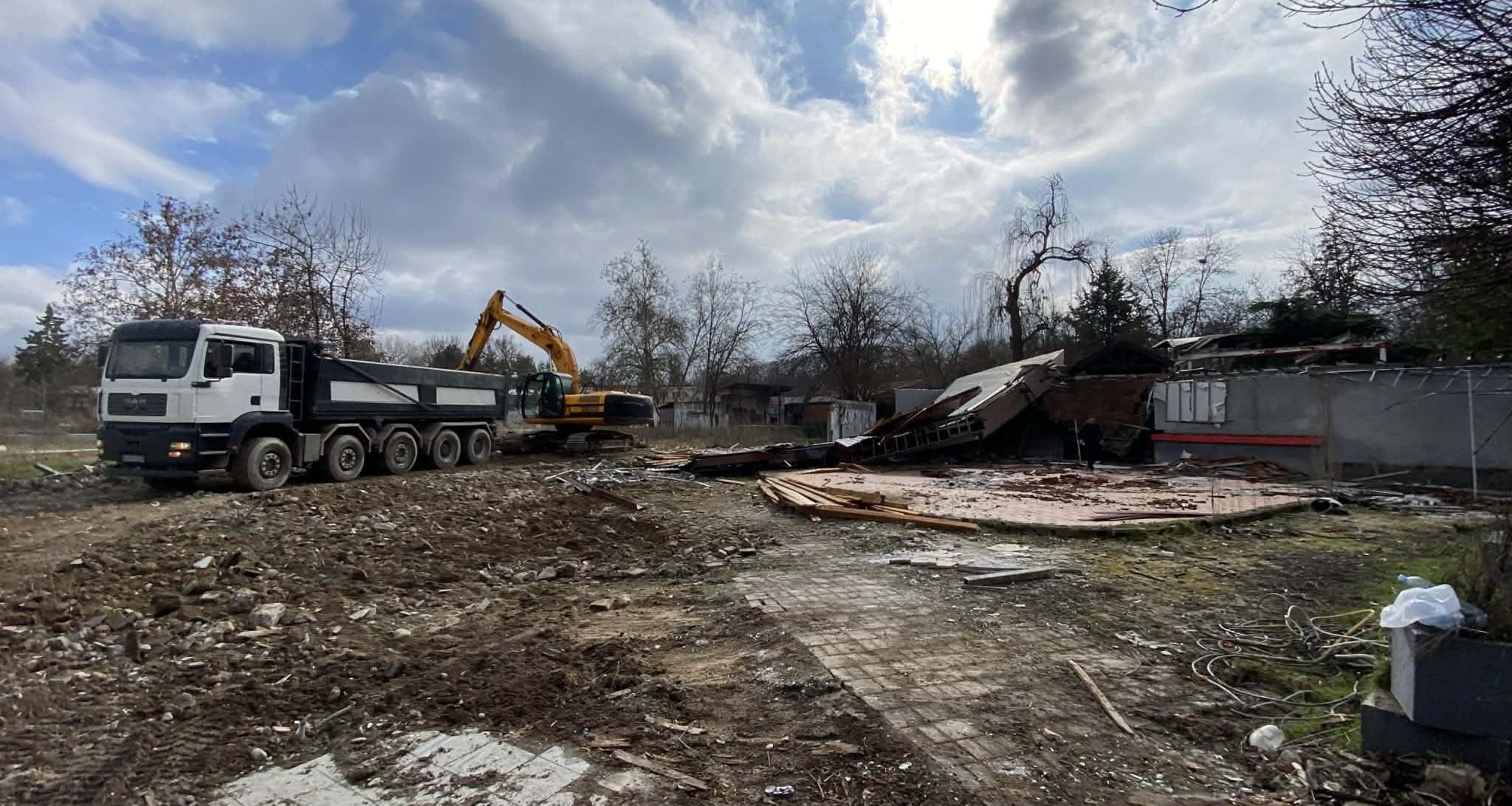 СЕ УРИВААТ ЛЕТНИТЕ ДИСКОТЕКИ ВО СКОПСКИОТ ГРАДСКИ ПАРК ЗА ДА СЕ ГРАДИ НОВИОТ ЛУНАПАРК