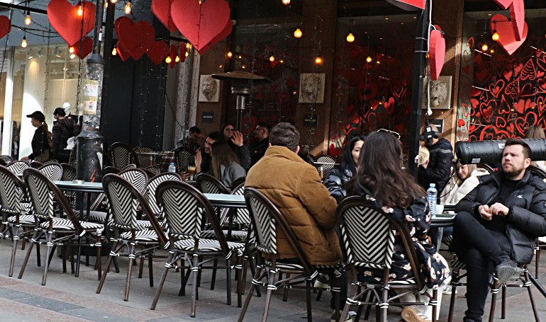 КАФЕАНЏИИТЕ ЌЕ ДОБИЈАТ ВРЕМЕ ДА СЕ ПРИЛАГОДАТ НА ЗАКОНОТ ЗА ПУШЕЊЕ, КАЖА МИНИСТЕРОТ АЛИУ