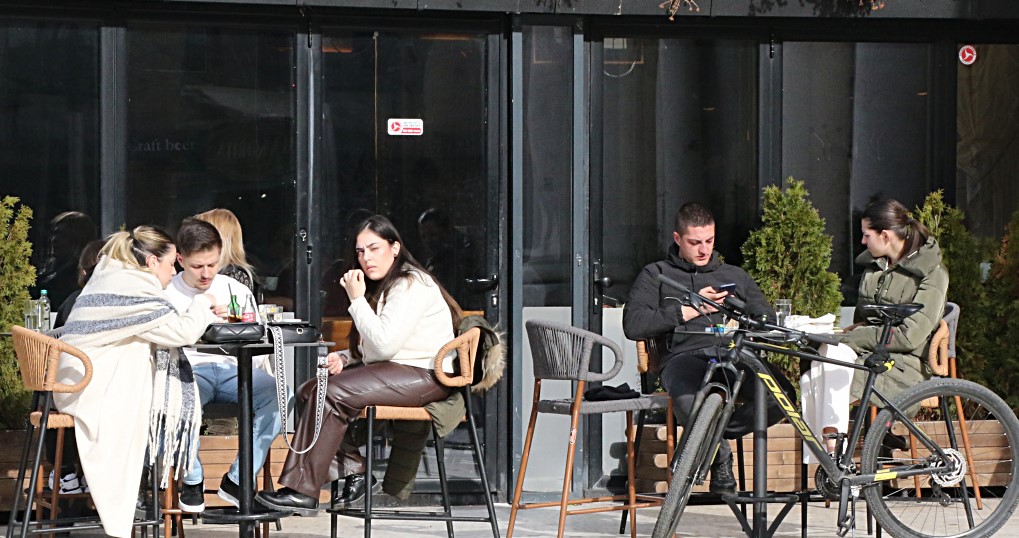 КАФЕАНИТЕ ЌЕ МОРА ДА НАПРАВАТ ПОСЕБЕН ВЛЕЗ ЗА НЕПУШАЧКИ ДЕЛ, ПРЕДЛОГ-ЗАКОНОТ ЗА ПУШЕЊЕ НА 24 МАРТ ЌЕ БИДЕ НА ВЛАДИНА СЕДНИЦА