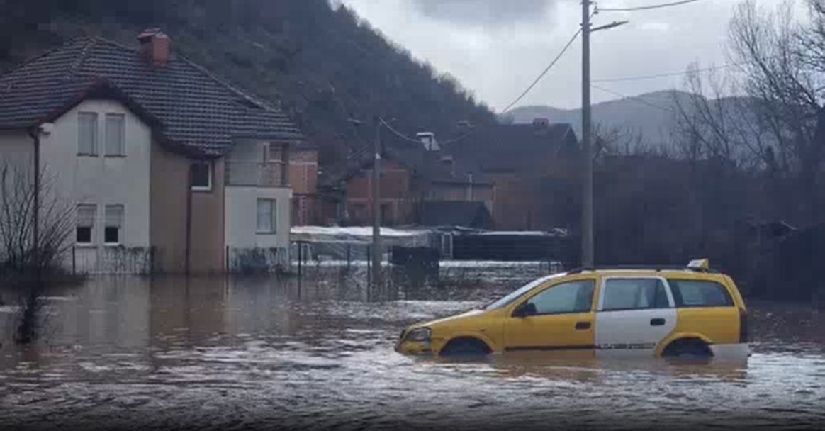 ЕВАКУИРАНИ НАД 180 ЛИЦА ОД ПОПЛАВЕНИ КУЌИ ВО КИЧЕВО, ПОПЛАВИ ИМА И ВО СКОПЈЕ И ГОСТИВАР