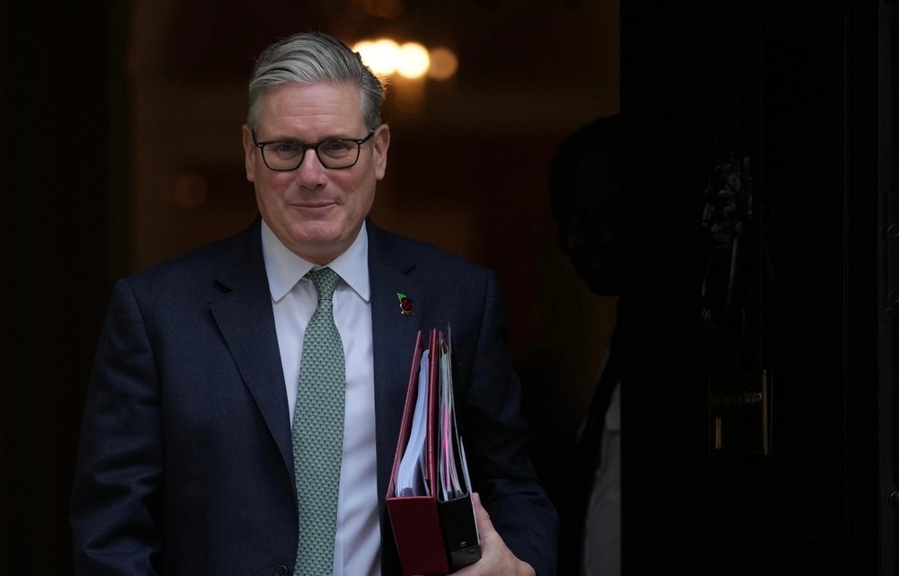 СТАРМЕР ПОД ПРИТИСОК ДА ПОДНЕСЕ ОСТАВКА ПОРАДИ НАЗНАЧУВАЊЕТО НА ПРИЈАТЕЛ НА ЕПСТИН ЗА АМБАСАДОР ВО САД