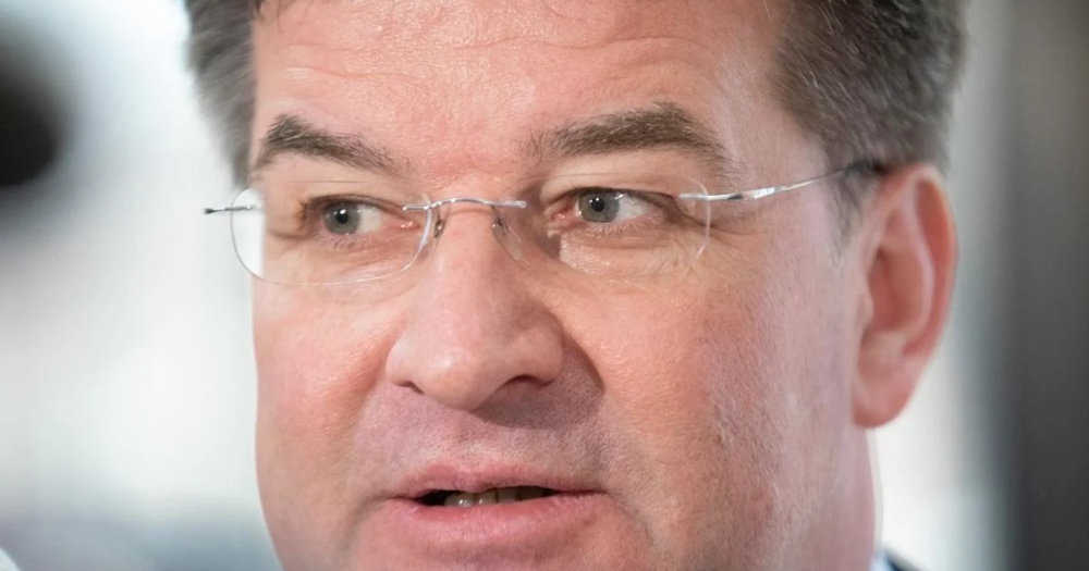 МИРОСЛАВ ЛАЈЧАК, СОВЕТНИКОТ ЗА НАЦИОНАЛНА БЕЗБЕДНОСТ НА СЛОВАЧКИОТ ПРЕМИЕР, ПОДНЕСЕ ОСТАВКА ПОРАДИ ОБЈАВЕНИТЕ ПОРАКИ СО ЏЕФРИ ЕПСТИН ЗА ДЕВОЈКИ И ДИПЛОМАТИЈА