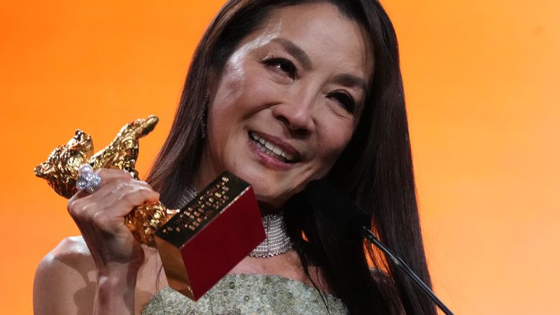 СЕ РАДУВАМ ШТО ГИ НАПРАВИВ ГОРДИ РОДИТЕЛИТЕ, РЕЧЕ МИШЕЛ ЈЕО, ПРИМАЈЌИ ЈА ЗЛАТНАТА МЕЧКА ЗА ЖИВОТНО ДЕЛО