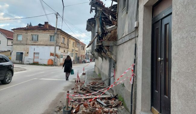 15 СОПСТВЕНИЦИ НА ДОТРАЕНИ КУЌИ ВО БИТОЛА ДОБИЛЕ ПРЕДУПРЕДУВАЊЕ ОД ОПШТИНАТА ДА ГИ ЗАШТИТАТ ИЛИ АКО НЕ СЕ ИСТОРИСКИ ЗАШТИТЕНИ ДА ГИ УРНАТ