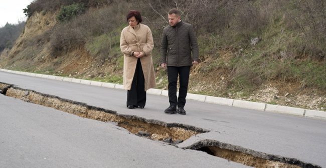 ПАК РАСПУКА ПАТОТ КОН ТЕФЕРИЧ, САМО ПЕТ МЕСЕЦИ ОТКАКО ОПШТИНА КИСЕЛА ВОДА СТАВИ НОВ АСФАЛТ