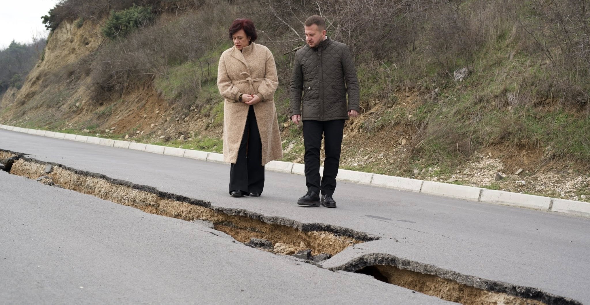 ПАК РАСПУКА ПАТОТ КОН ТЕФЕРИЧ, САМО ПЕТ МЕСЕЦИ ОТКАКО ОПШТИНА КИСЕЛА ВОДА СТАВИ НОВ АСФАЛТ