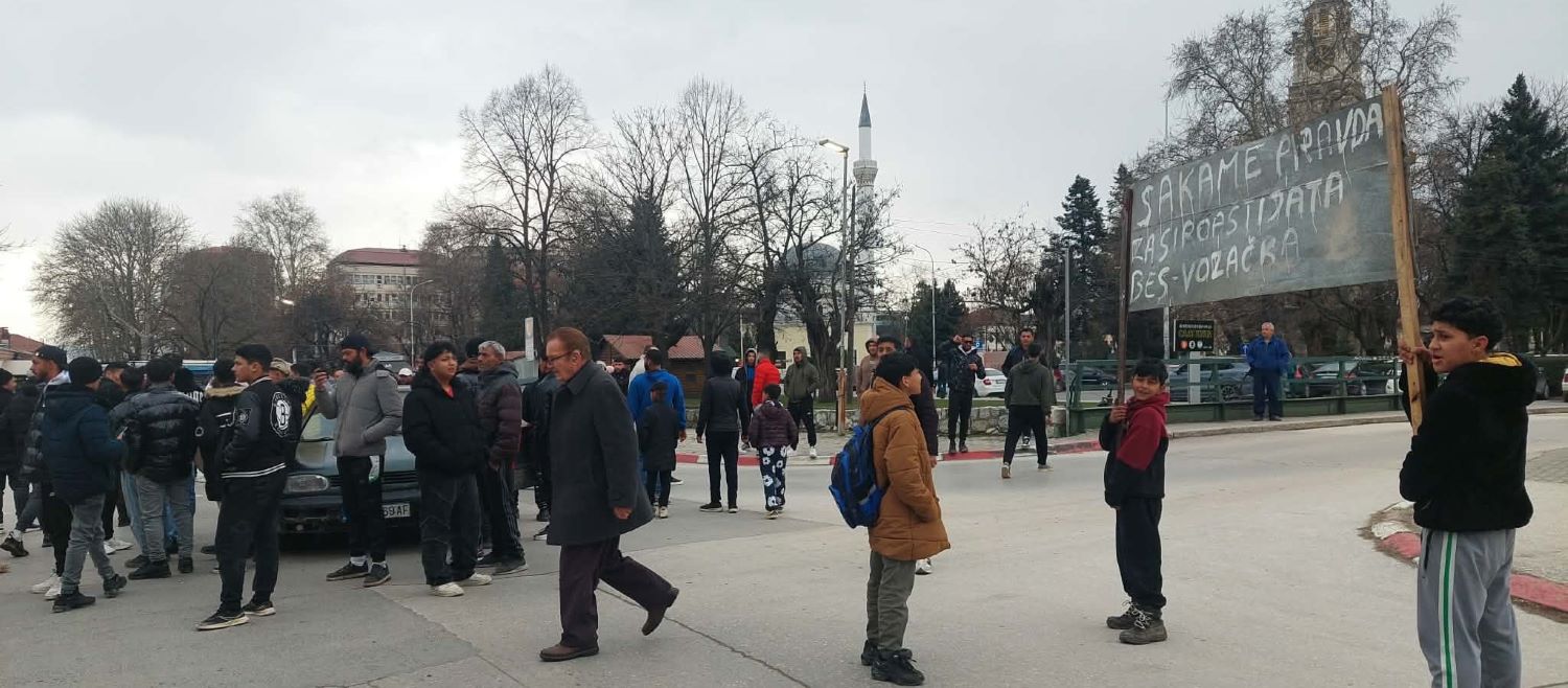 НЕМАМЕ ШКОЛО, НО ГИ ПОЗНАВАМЕ СООБРАЌАЈНИТЕ ЗНАЦИ, ПРОТЕСТИРАА РОМИТЕ ВО БИТОЛА, БАРААТ ДА ИМ СЕ ВРАТАТ КОЛИТЕ И ДА ДОБИЈАТ ДОЗВОЛИ БЕЗ ПОЛАГАЊЕ ИСПИТ