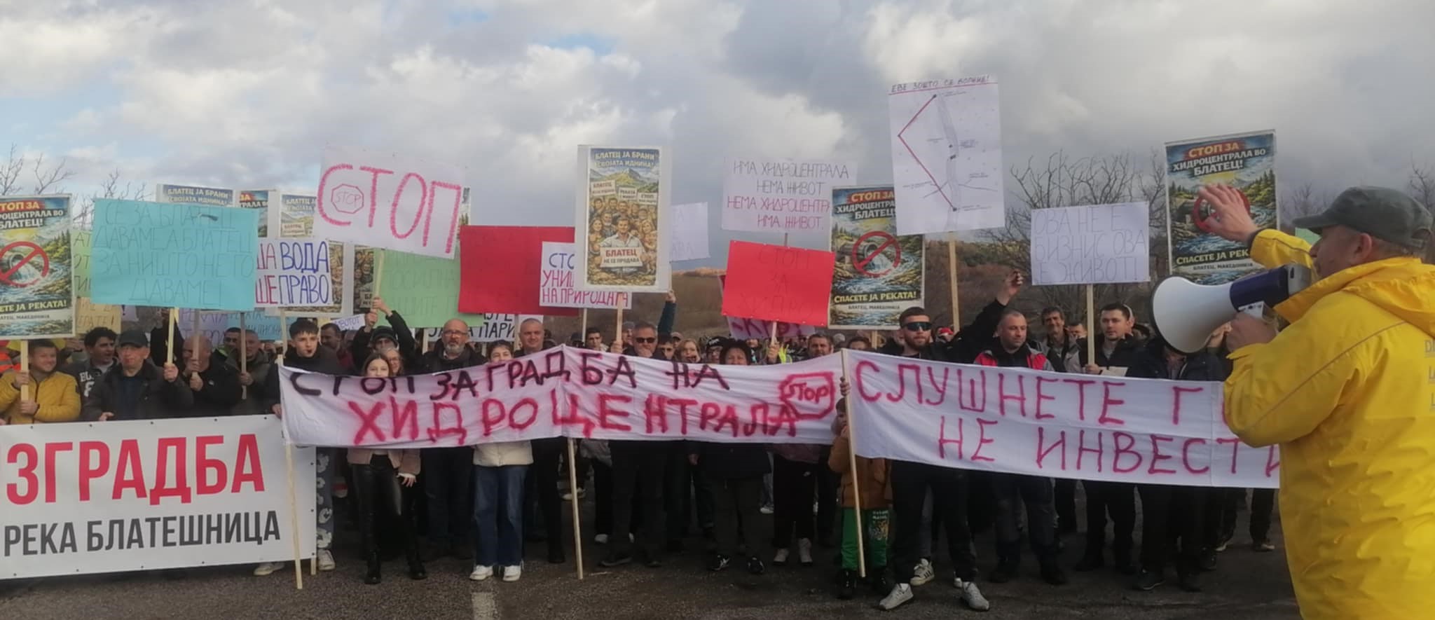 ВЛАДАТА ДА ЈА ПОНИШИ КОНЦЕСИЈАТА ЗА ИЗГРАДБА НА ХИДРОЦЕНТРАЛА НА РЕКАТА БЛАТЕШНИЦА, БАРАА СЕЛАНИТЕ ОД БЛАТЕЦ НА ПРОТЕСТНАТА  БЛОКАДА