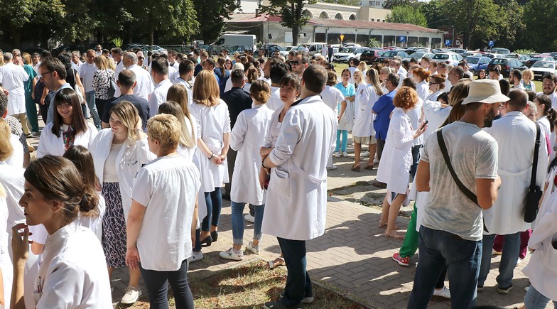 ДОБРО Е ШТО СЕ УКИНА ДИСКРЕЦИОНОТО ПРАВО НА ДИРЕКТОРОТ ЗА ВРАБОТУВАЊА ВО ЗДРАВСТВОТО, НО КОМИСИЈАТА ТРЕБА ДА ЈА БИРА СТРУЧЕН КОЛЕГИУМ, А НЕ ДИРЕКТОРОТ, ВЕЛИ ИНИЦИЈАТИВАТА „ЗАМИСЛИ“