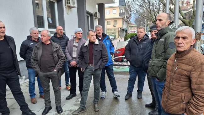 ЗЕМЈОДЕЛЦИ ОД СЕЛО ЏЕПЧИШТЕ СЕ ЖАЛАТ ДЕКА ДРЖАВАТА И ОПШТИНА ТЕТОВО СÈ УШТЕ НЕ ИМ ЈА НАДОМЕСТИЛЕ ШТЕТАТА ОД НЕВРЕМЕТО ВО 2024