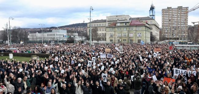САРАЕВЧАНИТЕ СО БЛОКАДИ БАРАА ОДГОВОРНОСТ ЗА ТРАМВАЈСКАТА НЕСРЕЌА ВО КОЈА ЗАГИНА 23-ГОДИШНИК