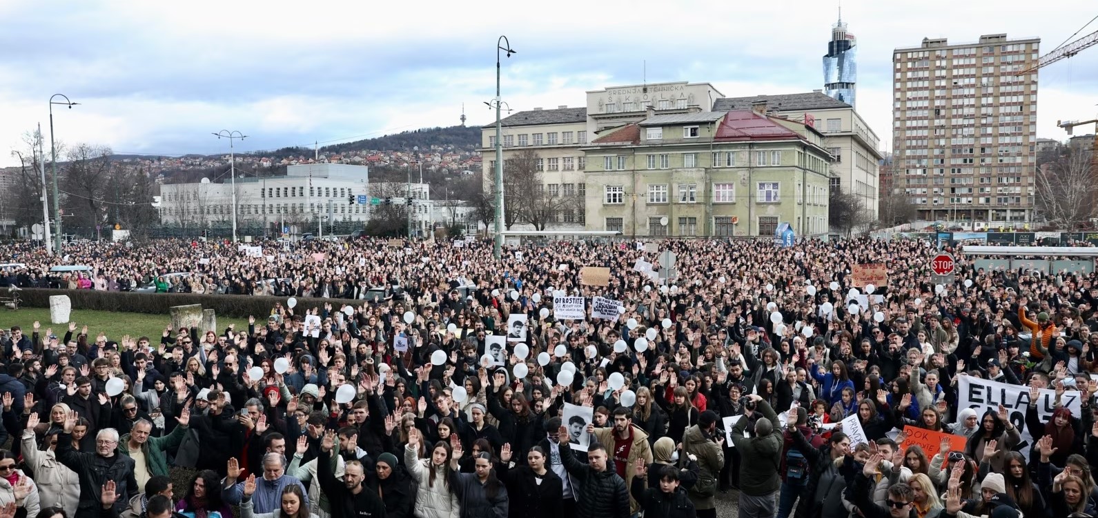 САРАЕВЧАНИТЕ СО БЛОКАДИ БАРАА ОДГОВОРНОСТ ЗА ТРАМВАЈСКАТА НЕСРЕЌА ВО КОЈА ЗАГИНА 23-ГОДИШНИК