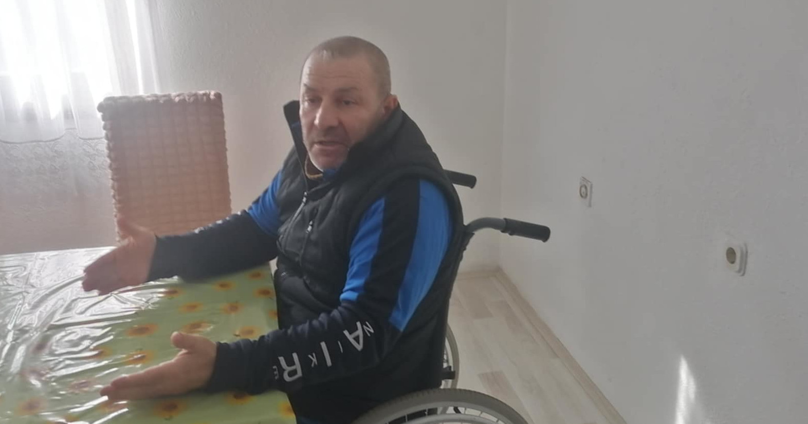 БРАНКО ЈАНЕВСКИ 13 ГОДИНИ Е ВО ИНВАЛИДСКА КОЛИЧКА И ИСТО ТОЛКУ ГОДИНИ БАРА ДА СЕ АСФАЛТИРА ПАТОТ ДО НЕГОВАТА КУЌА ЗА ДА МОЖЕ ДА БИДЕ ПРЕВЕЗЕН НА ЛЕКАРСКИ ПРЕГЛЕДИ