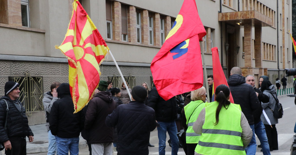 СИНДИКАТОТ СО ПРОТЕСТ ИМ ГИ БЛОКИРАШЕ ПАТНИТЕ ТРОШОЦИ НА ПРАТЕНИЦИТЕ КОИ „НАПЛАЌААТ КАКО ЗА ПОТРОШЕН КЕРОЗИН“ И ГИ ПОЗДРАВИ ШТО ДОЈДОА РАНО НА РАБОТА